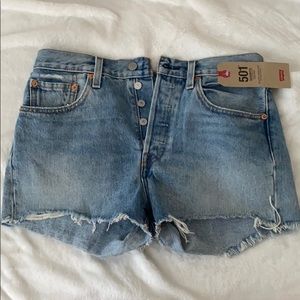 Levi jean shorts//NEVER WORN//tickets attached